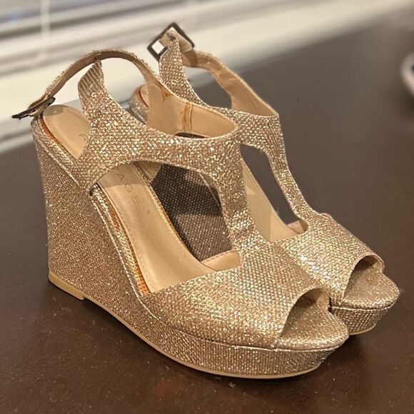 Rampage Brand.  Size 6 Wedge - Picture 2 of 8